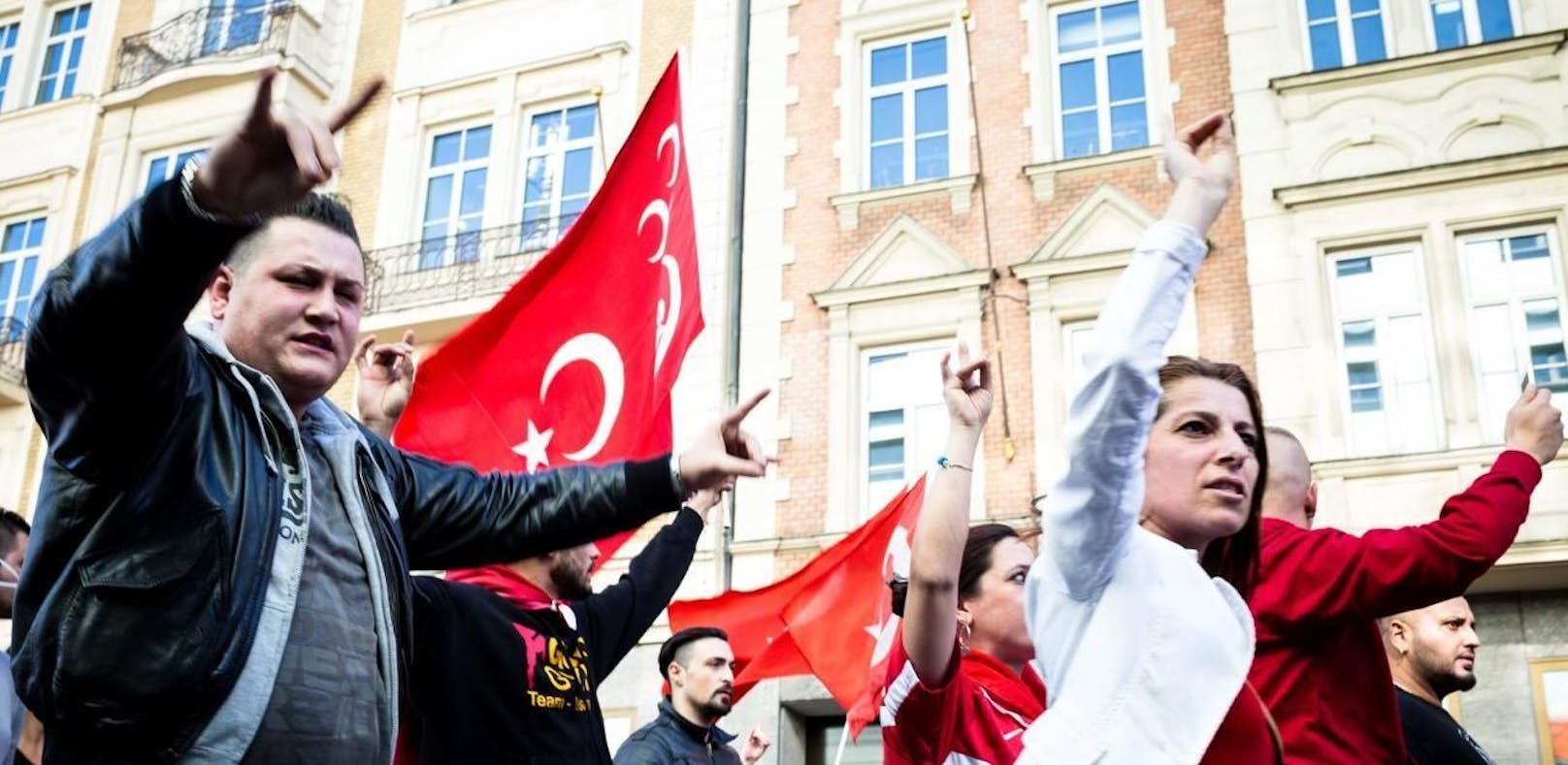 Aufmarsch von türkischen Nationalisten mit dem Wolfsgruß in München 2014.