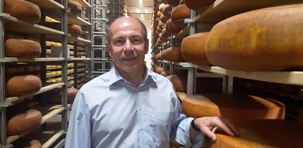 Agrarlandesrat Max Hiegelsberger neben einem Laib Käse, der 80 Kilo schwer ist ? genau so schwer wie er selbst.
