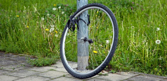 Immer auch Fahrrad-Rahmen mit einem Schloss an einem unbeweglichen Objekt sichern.
