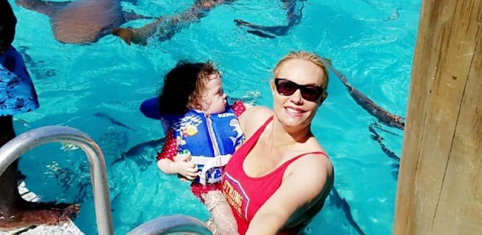 Coco Austin und Tochter schwimmen mit Haien