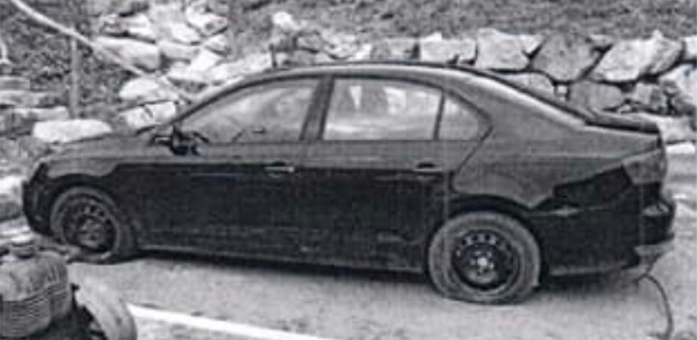 Der VW Jetta mit aufgeschlitzten Reifen.