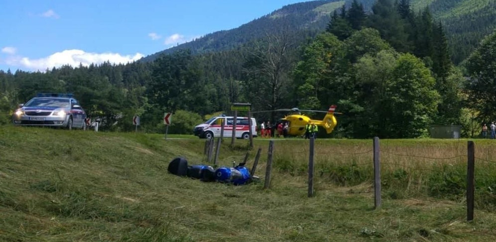 Das Bike landete in der Wiese.