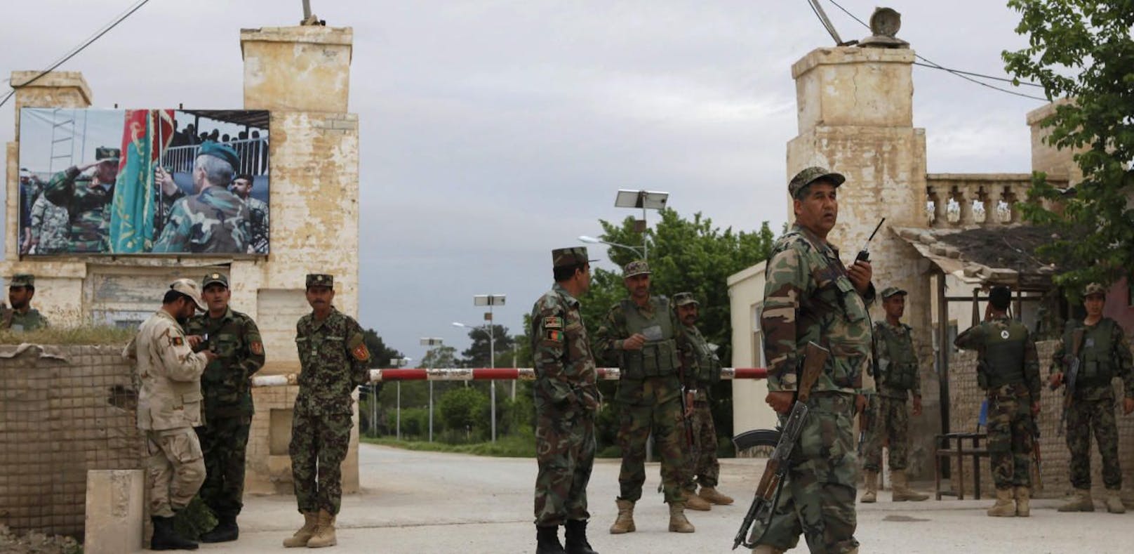 Afghanische Soldaten bewachen die Militärbasis in der Provinz Balch, die von der Taliban angegriffen wurde.