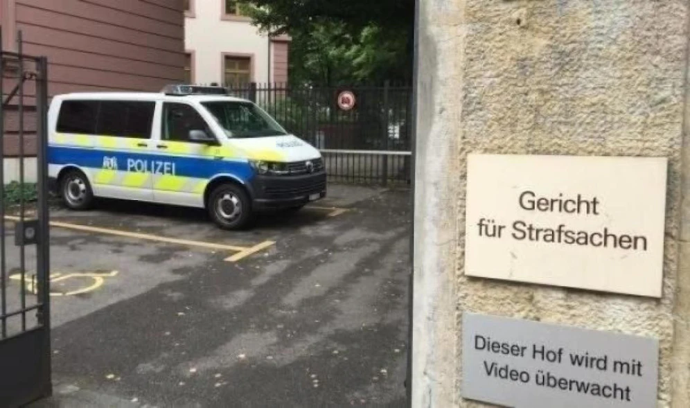 Ein Lehrer soll zehn Jahre lang auf Plattformen minderjährige Knaben dazu aufgefordert haben, sich auszuziehen und zu masturbieren.