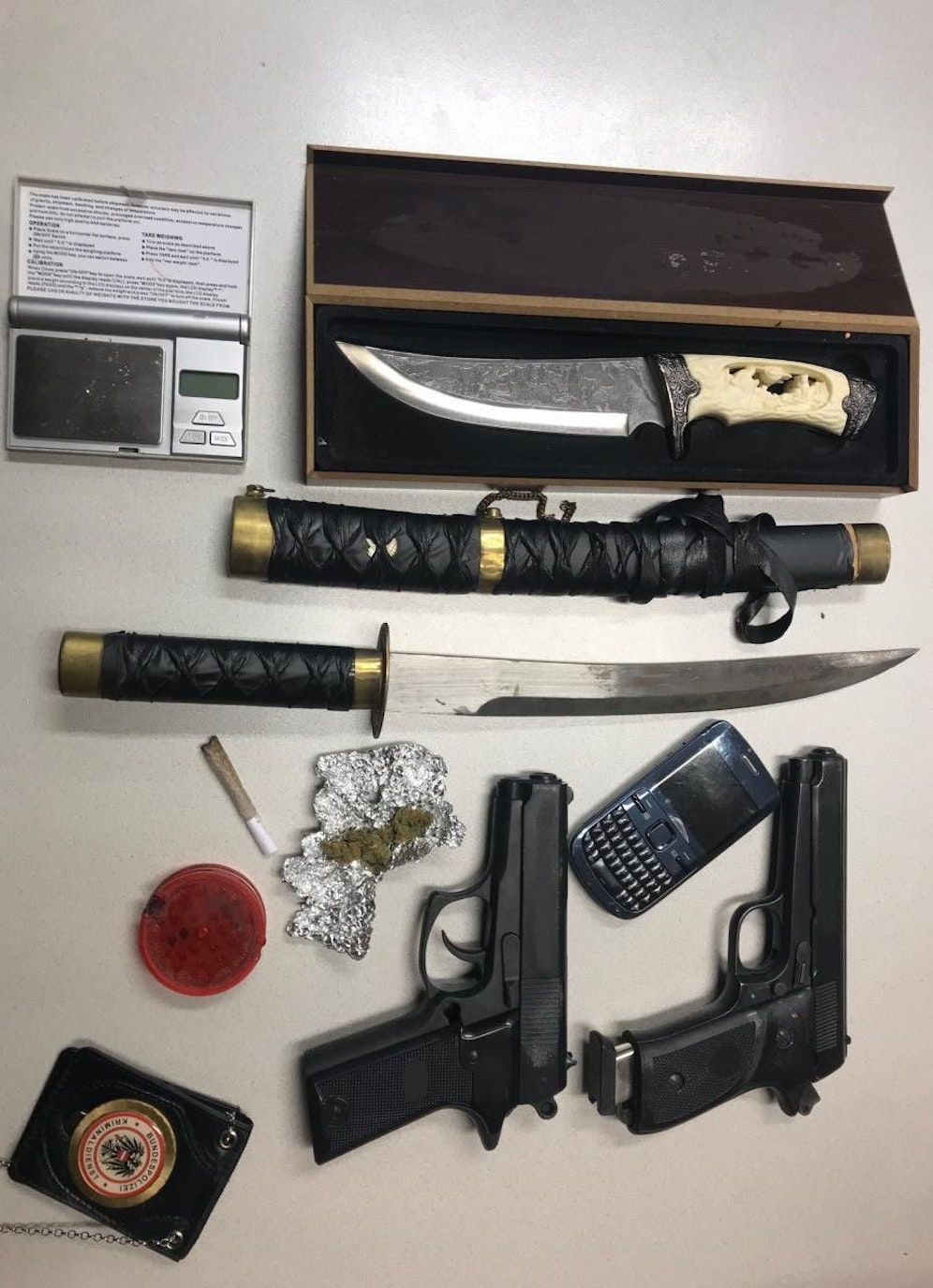 In einer Wohnung im 15. Bezirk wurden weitere Drogen sowie Waffen sichergestellt.