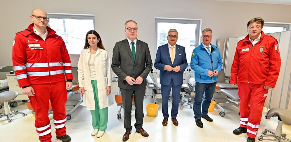 Blutspendetermine finden wie gewohnt statt: Markus Mottl, Blutspendezentrale für Wien, NÖ und Bgld, Oberärztin Dr. Rosemarie Satzinger, medizinische Leiterin der Blutbank, LH-Stellvertreter Stephan Pernkopf, Gemeindebund-Präsident Alfred Riedl, Präsident Christoph Kainz, Zivilschutzverband NÖ und Präsident Josef Schmoll, Rotes Kreuz Niederösterreich.