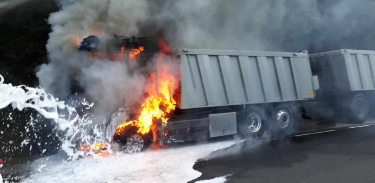 Heute.at - Lkw brannte mitten auf der Straße völlig aus