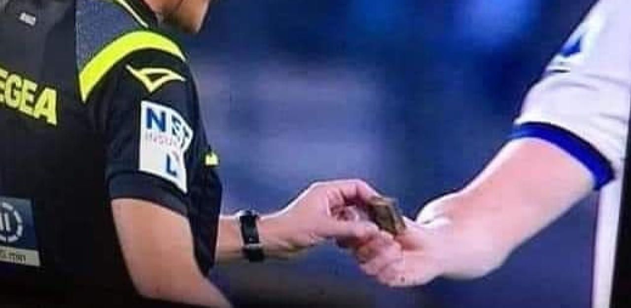 Heute.at - Gibt Ilicic dem Referee hier etwas zum Rauchen?