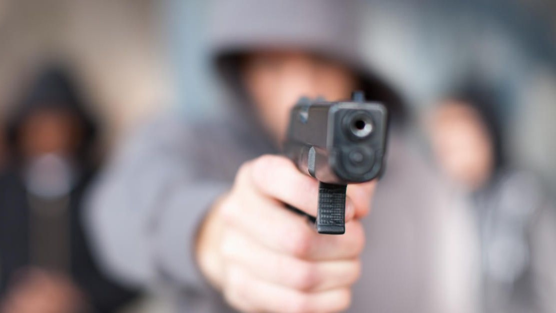 Heute.at - Masken-Mann zieht in Supermarkt plötzlich Pistole