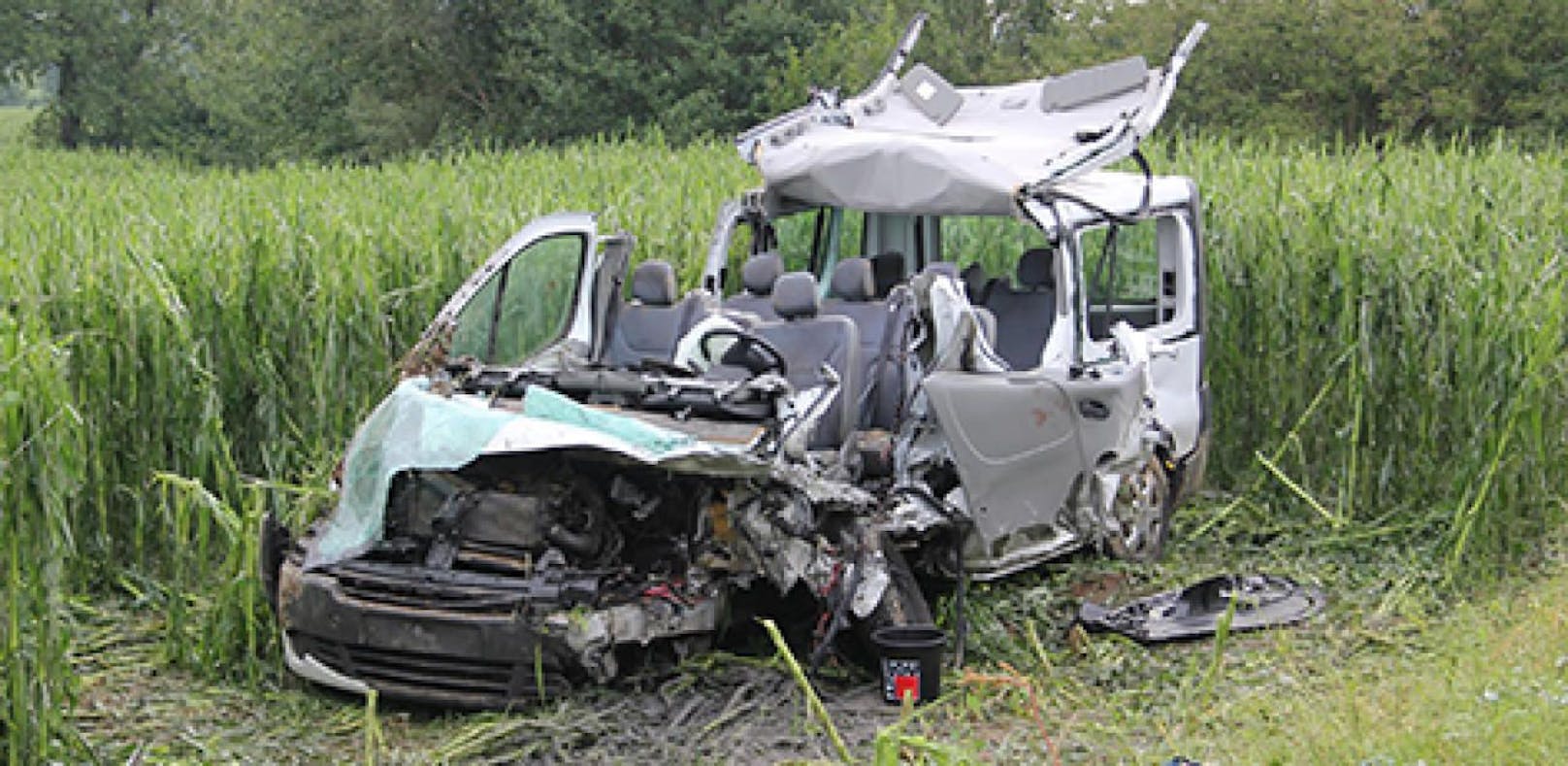 Völlig zerfetzt: Der Kleinbus nach dem Crash