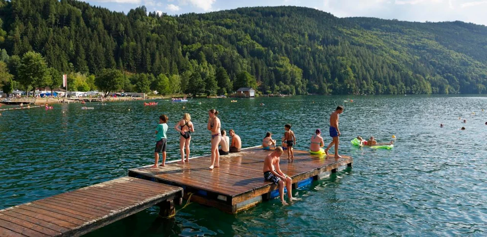 Der Urlauber verschwand beim Schwimmen im Millstätter See.