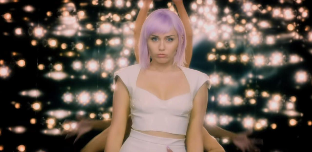 Heute.at - Erster Black Mirror-Trailer mit Miley Cyrus