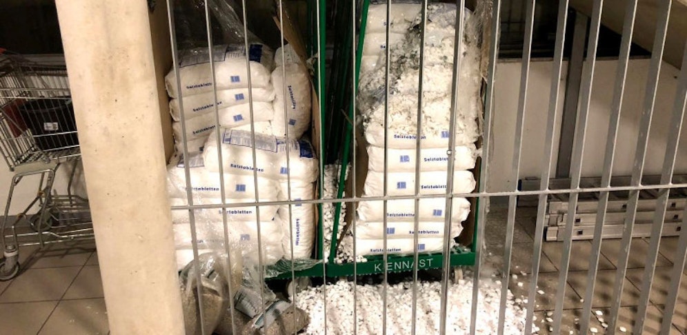 Eine noch unbekannte Person hatte versucht unter einer Stiege im Erdgeschoss gelagertes Tablettensalz in Brand zu stecken.