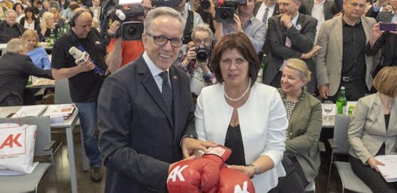 Renate Anderl (Bildmitte rechts) und ihr Amtsvorgänger als Arbeiterkammerpräsident Rudolf Kaske (links).