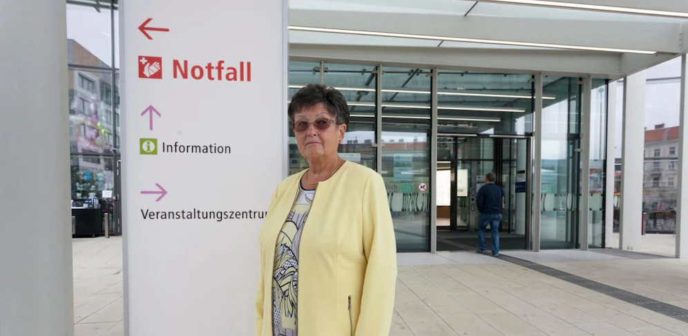 Brigitte S. (66) vor dem Haupteingang des KH Nord. 