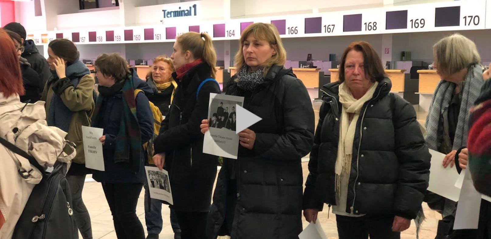 Familie abgeschoben: Protest am Airport