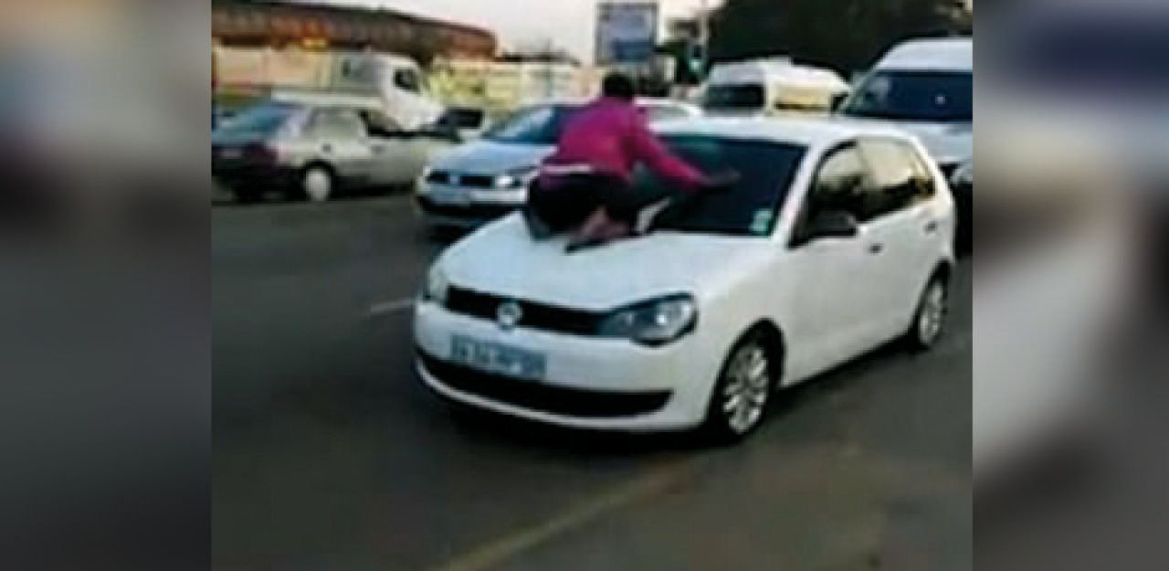 Heute.at - Ehebrecher fährt mit Frau auf Motorhaube davon