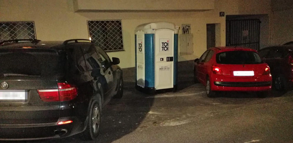 Dieses Dixie-Klo hält sich für ein Auto