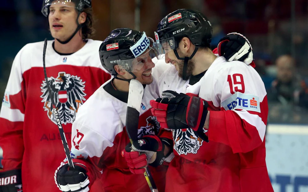 Brian Lebler, Fabio Hofer und Konstantin Komarek jubeln.