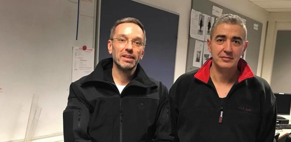 FPÖ-Innenminister Herbert Kickl (l.) mit dem Leiter der Wiener Einsatzgruppe zur Bekämpfung der Straßenkriminalität (EGS), Wolfgang Preiszier, gegen den jetzt wegen Verhetzung ermittelt wird.