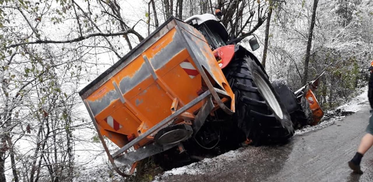 Heute.at - Pflug wegen Schnee von Straße gerutscht