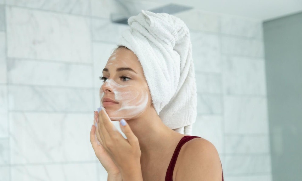 Gerade im Lockdown ist es besonders wichtig, das Gesicht mindestens einmal am Tag zu reinigen.