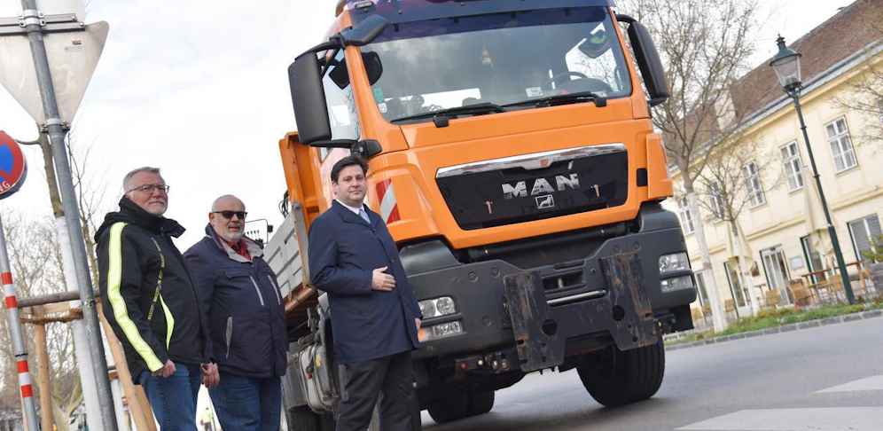 Bauhof-Leiter Rainer Hohl, Gemeinderat Leopold Habres und Bürgermeister Stefan Szirucsek freuen sich über den ersten städtischen Lkw mit eingebautem Abbiegeassistenten.