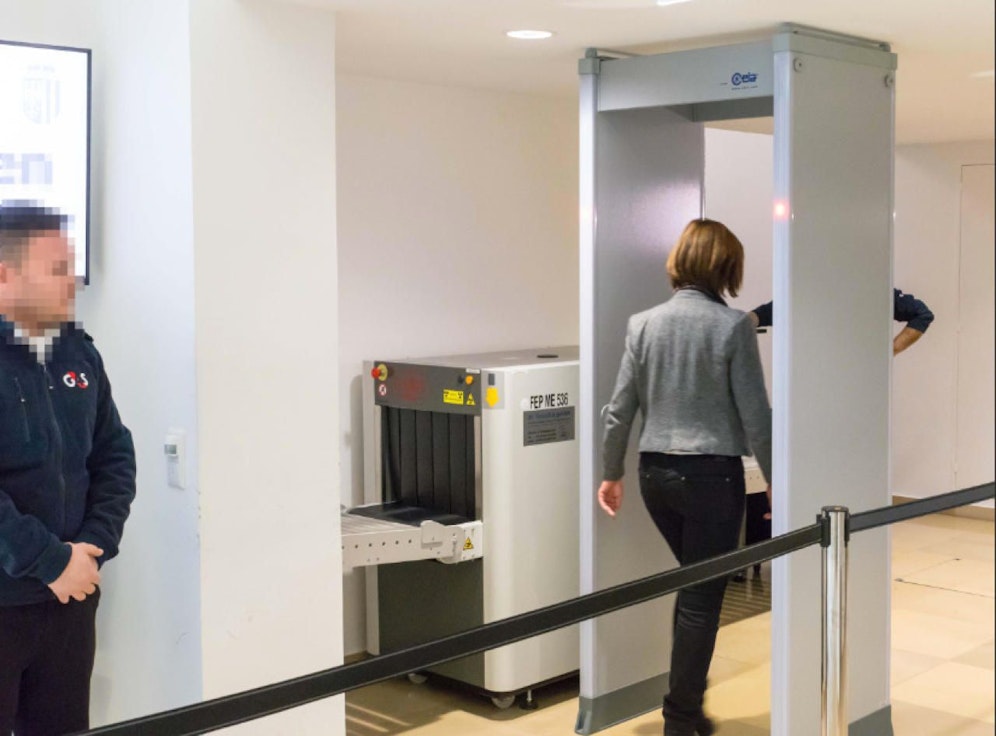 Im Linzer Landhaus wurden bei Kontrollen in nur zwei Monaten 83 Stichwaffen sichergestellt.