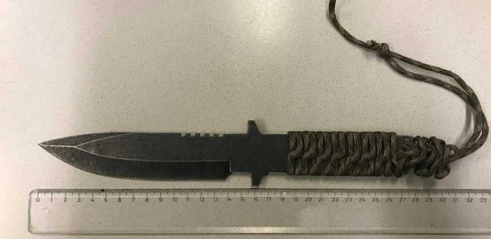 Die Polizei konnte beim Verdächtigen dieses Messer sicherstellen. 
