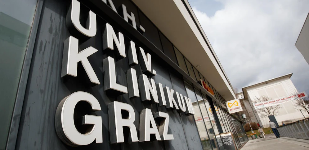 Der Eingangsbereich des Universitäts-Klinikums Landeskrankenhaus Graz.