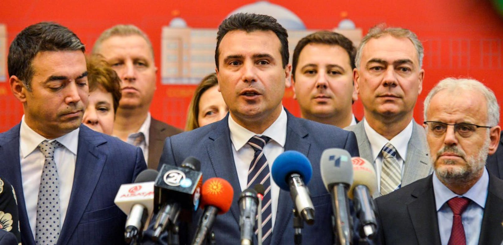 Aus Mazedonien soll Nord-Mazedonien werden: Premierminister Zoran Zaev wendet sich nach der Abstimmung an die Medien.