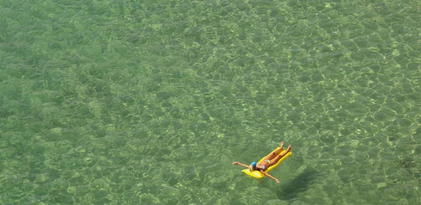 Eine Urlauberin ist 21 Stunden auf einer Luftmatratze im Meer getrieben.