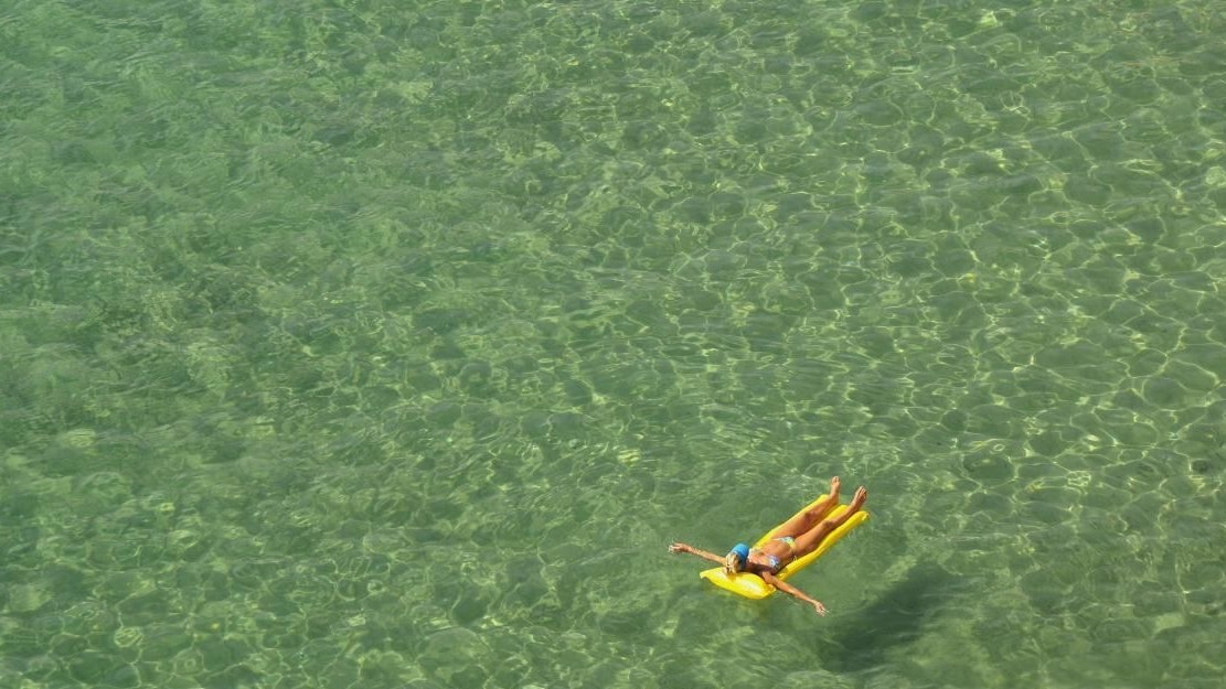 Egal ob im oder in der Nähe von Wasser: Laut der Blue Mind Theory macht uns das Naturelement glücklich.