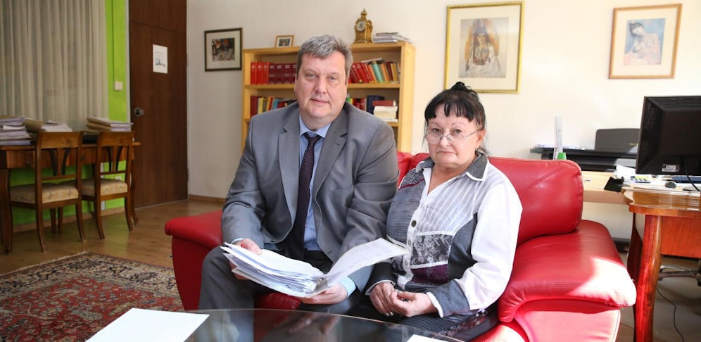 Anwalt Thomas Singer mit seiner Mandantin Jozsefne C. (65).