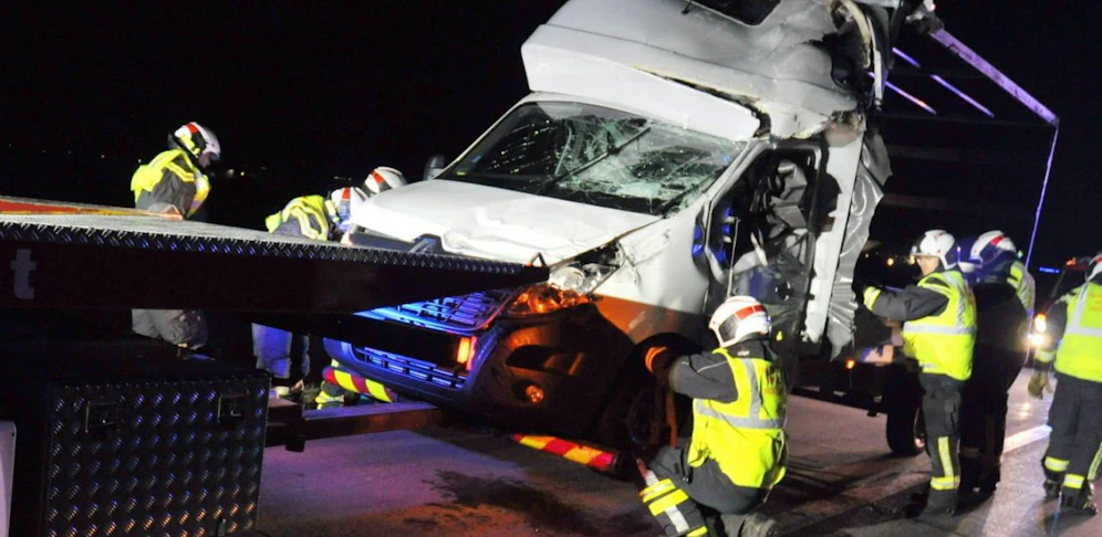 Die Feuerwehr schleppte den Lkw ab.