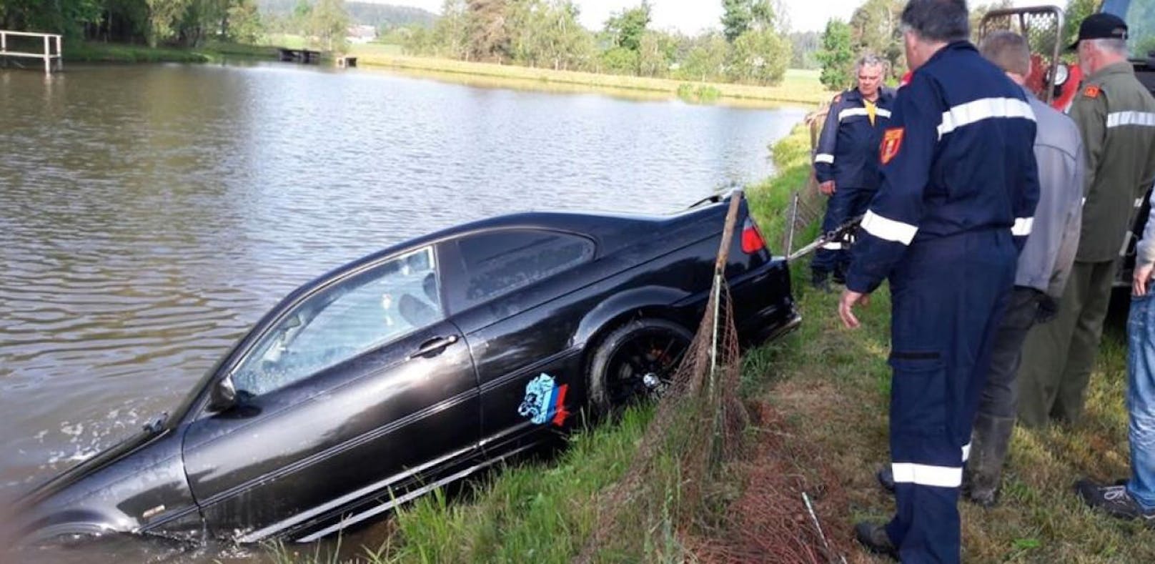 Das Auto wurde aus dem Teich gezogen.