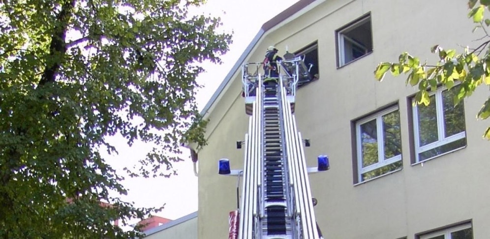 Feuerwehr befreite Kind mit Hilfe einer Drehleiter.