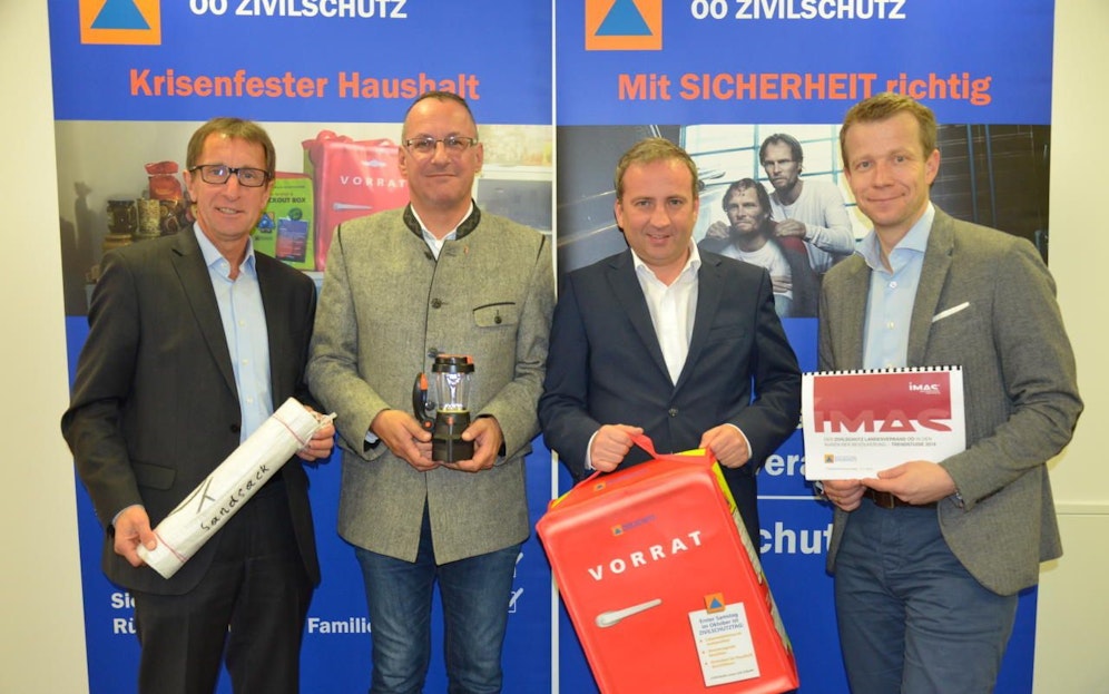 Josef Lindner (OÖ Zivilschutz-Geschäftsführer), Alexander Nerat (Zivilschutz-Vizepräsident), Michael Hammer (OÖ-Zivilschutz-Präsident) und Paul Eiselsberg (IMAS) präsentierten am Dienstag die Zahlen der Umfrage. 