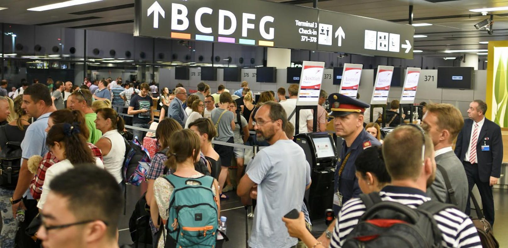 Wegen technischer Probleme fielen am Flughafen Wien-Schwechat dutzende Flüge aus oder waren stark verspätet. 