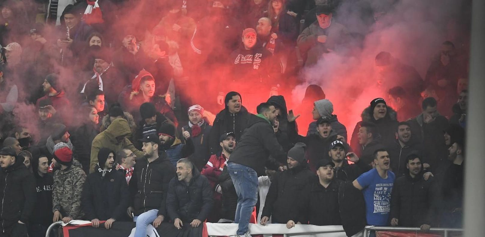 Wurfobjekte, Pyros! UEFA ermittelt bei Rapid-Gegner