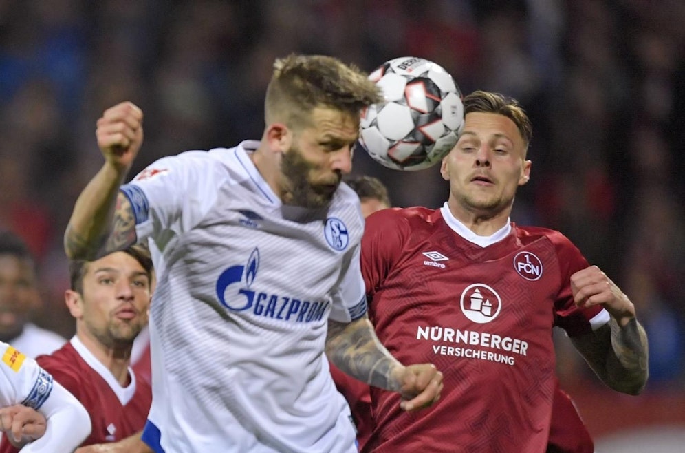 Guido Burgstaller gegen Robert Bauer.