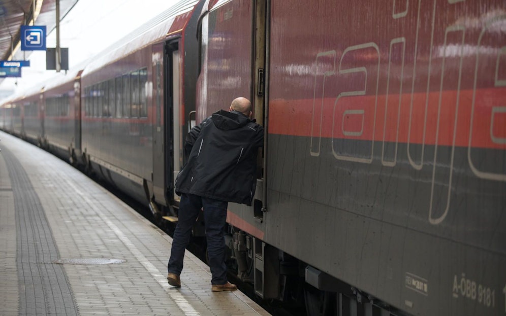 Ein Lokomotivführer der Österreichischen Bundesbahnen (ÖBB) sperrt einen Railjet zu. Archivbild