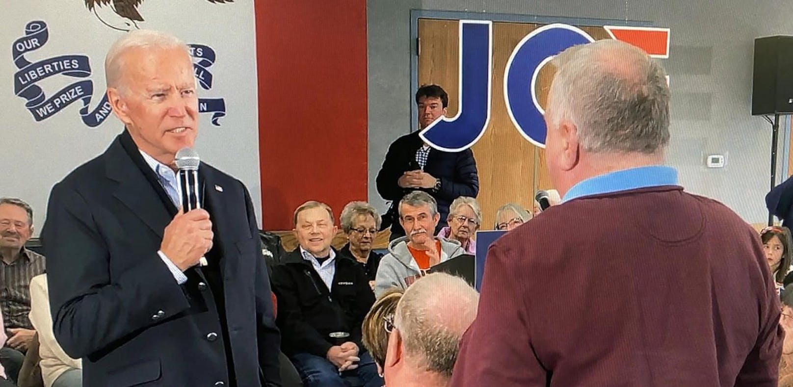 Der sonst so gelassene US-Präsidentschaftskandidat Joe Biden verliert bei einer Wahlkampfveranstaltung in Iowa (USA) seine Nerven