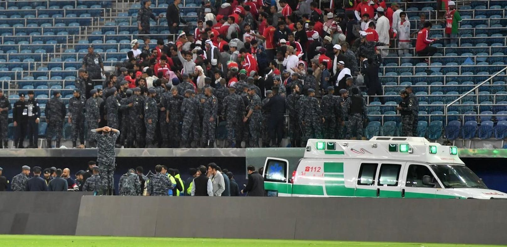 40 Fußballfans bei Unfall in Stadion verletzt