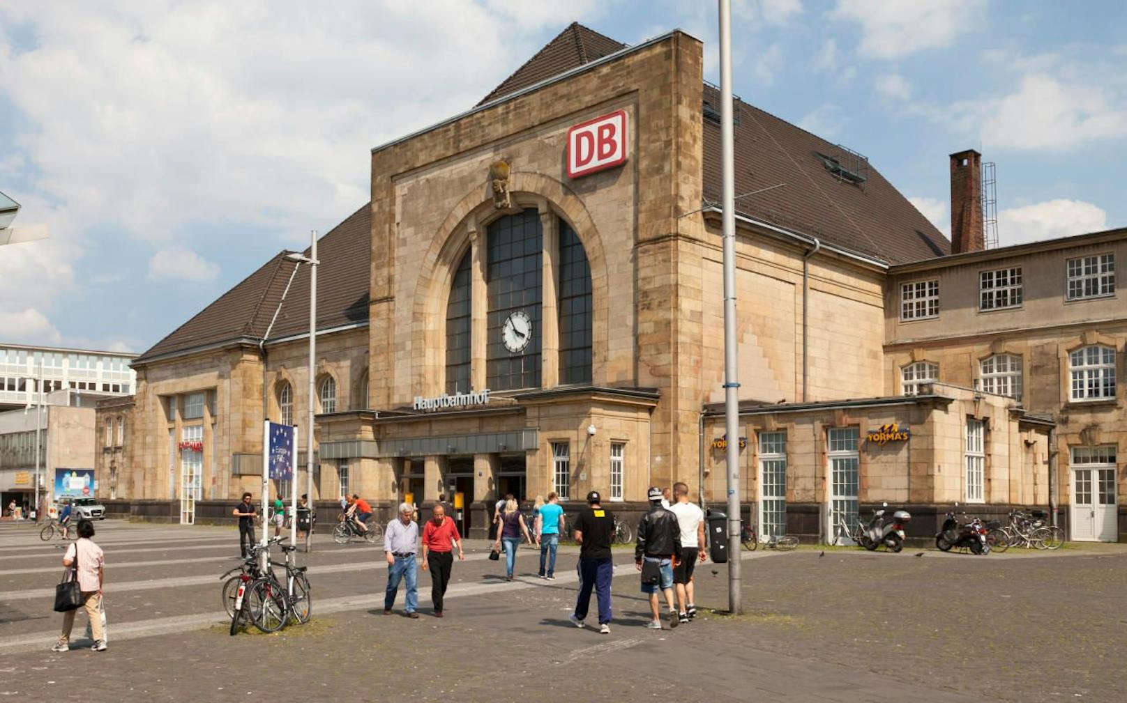 Auf dem Rückweg zum Hauptbahnhof Mönchengladbach wurde eine 19-jährige Frau in einem Fan-Zug Opfer einer Vergewaltigung.
