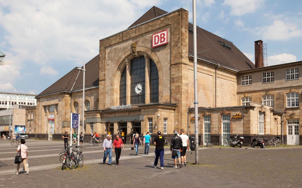 Auf dem Rückweg zum Hauptbahnhof Mönchengladbach wurde eine 19-jährige Frau in einem Fan-Zug Opfer einer Vergewaltigung.
