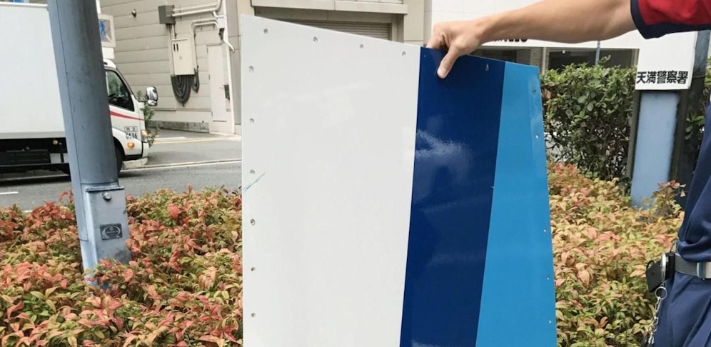 Dieses Teil der Außenverkleidung einer KLM-Maschine traf ein fahrendes Auto. 