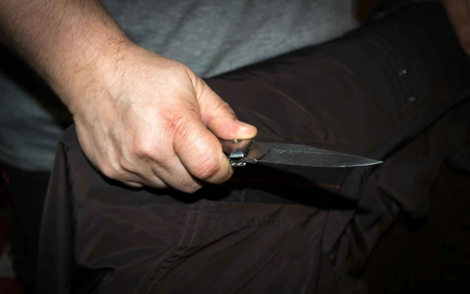 Der Zwölfjährige wurde laut Polizei mit einem Messer bedroht, musste sein Handy und seine Smart Watch abgeben.