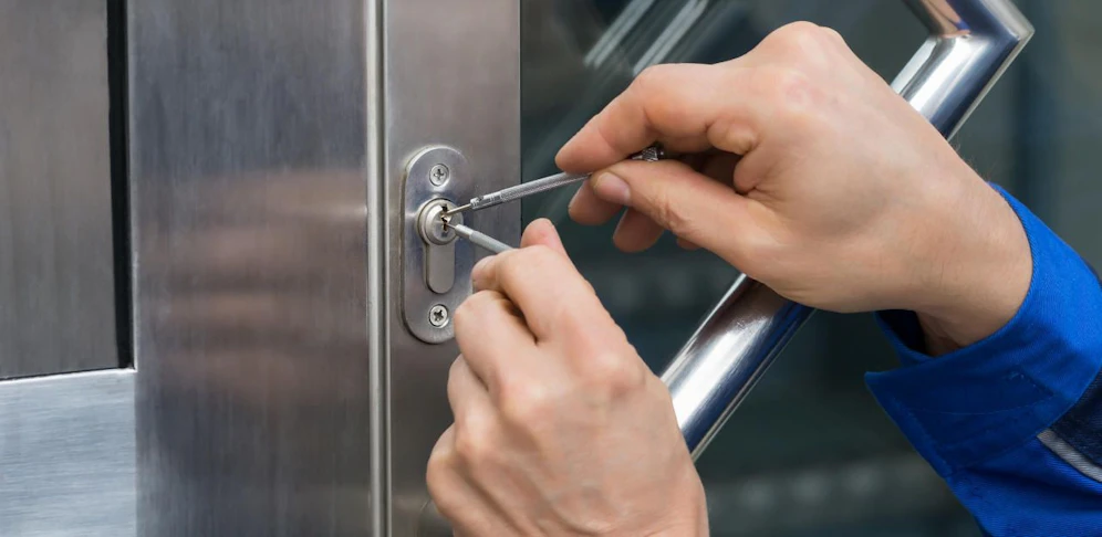 Besondere Notfallsituation für eine Tirolerin: Nachdem ihr Kleinkind sie aus der Wohnung ausgesperrt hatte, fiel sie auch noch auf einen Betrüger herein. (Symbolbild)