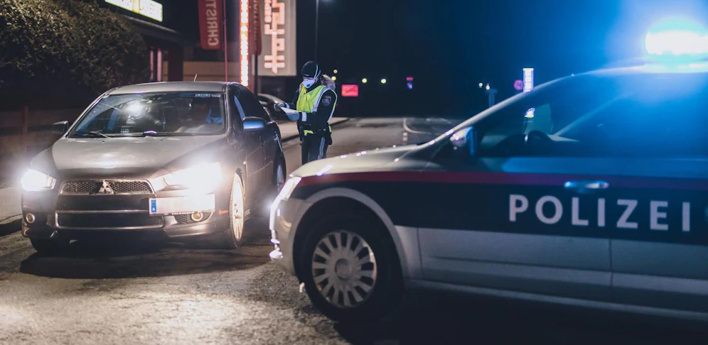 Die Polizei stellte im Kofferraum zwei Messer sicher.